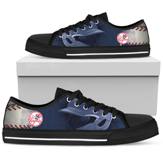 Artistic Scratch Of New York Yankees Low Top Shoes